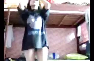 XXX 濡れSlut踊りとペニスを取ります 女の子 用 av 動画